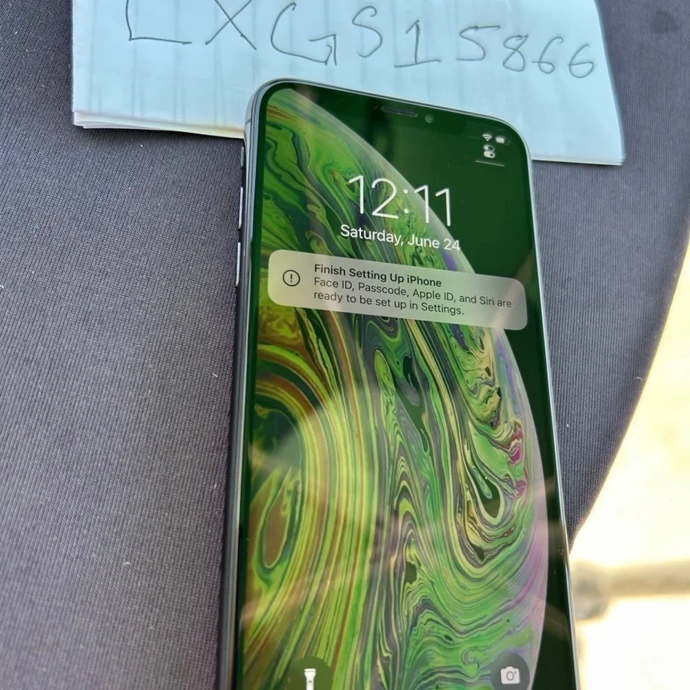 - iPhone XS 64 GB AT&T color black